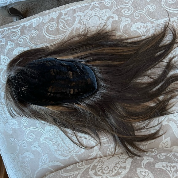 Medium Wavy Layered Cut Synthetic wig - Picture 6 of 16